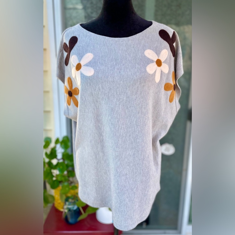Aaeda short sleeve sleeve sweater with cream flowers appliqué. Size L NWT